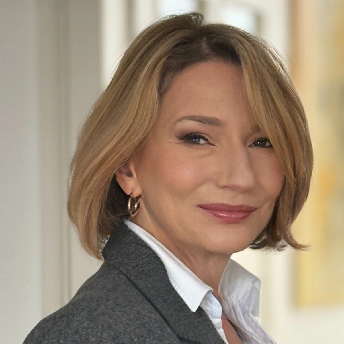 Portraitfoto von Iris Hoheisel in den Geschäftsräumen von Hoheisel Immobilien.